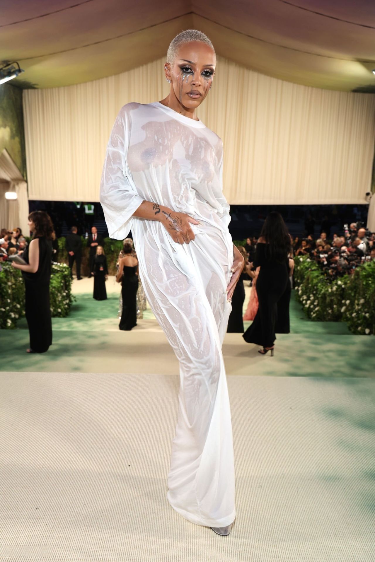 Doja Cat Stuns in Unconventional Met Gala Ensemble05